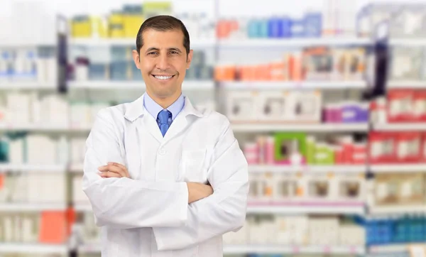 店で働いて幸せな薬剤師の肖像画 — ストック写真