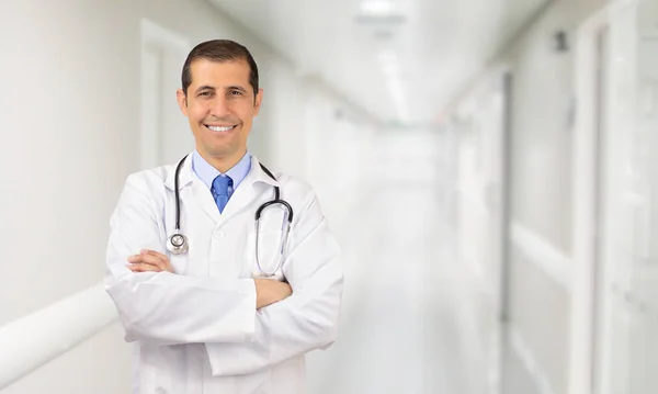 Een Knappe Dokter Stond Met Zijn Armen Gevouwen Glimlachen Naar — Stockfoto