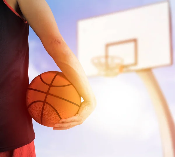 Обрізаний Вигляд Баскетболіста Який Тримає Баскетбол Відкритому Повітрі Фоновим Заходом — стокове фото