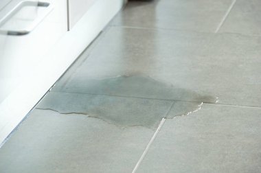Sular altında su kaçak mutfaktan yerde fotoğrafı yakın çekim
