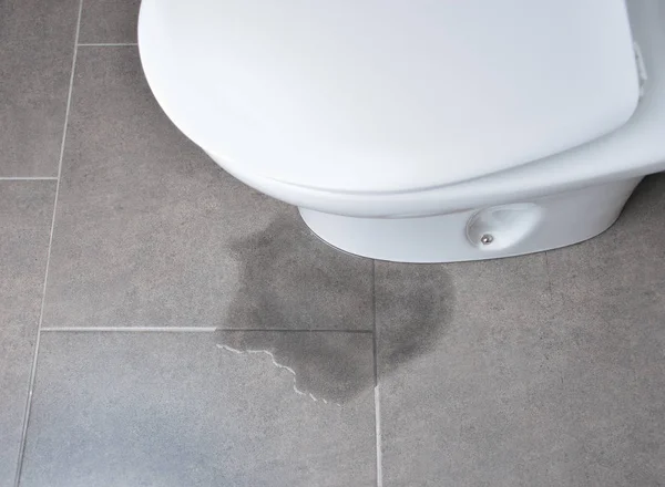 Kebocoran Air Dari Toilet Karena Penyumbatan Pipa — Stok Foto