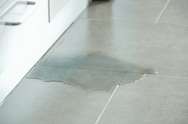 Nahaufnahme Eines Überfluteten Fußbodens Der Küche Nach Einem Wasserleck — Stockfoto