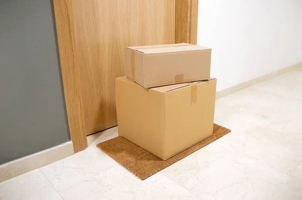 Χάρτινο Κουτί Στο Πάτωμα Πόρτας Σπίτι — Φωτογραφία Αρχείου