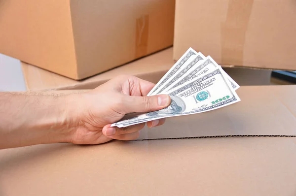 Mano Con Dinero Algunas Cajas Concepto Costo Transporte — Foto de Stock