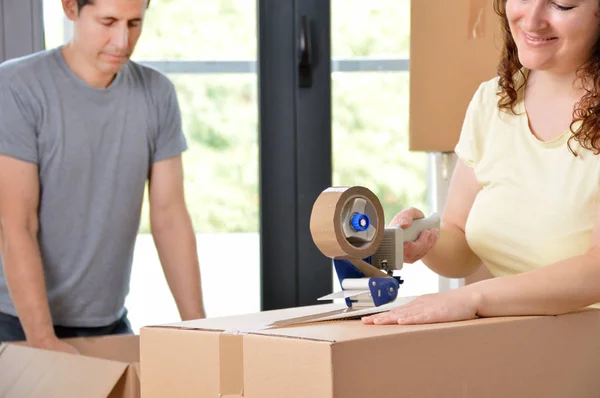 Primer Plano Una Feliz Pareja Moviendo Cajas Embalaje Casa Sellado — Foto de Stock