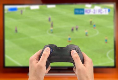 Evde video oyun denetleyicisi olan adam. Boş zaman ve eğlence. Tv görüntüsünü cunaplus tarafından sahibi olduğu