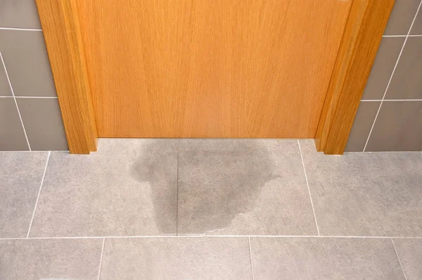 Kerusakan Air Dalam Ruangan Rumah Yang Disebabkan Oleh Aliran Air — Stok Foto