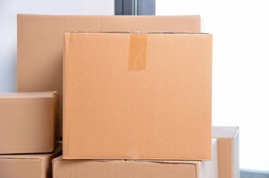 Taşınıyor. Boş odada yığın karton kutular 