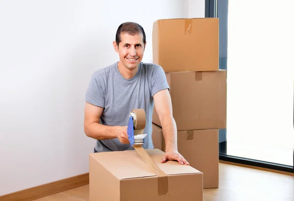 Tiro Homem Movendo Sua Nova Casa Olhando Para Câmera — Fotografia de Stock