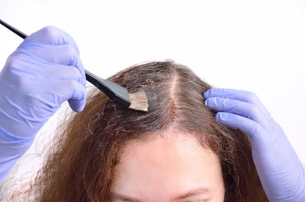 Close Een Brunette Vrouw Haar Haren Met Witte Pagina Sterven — Stockfoto