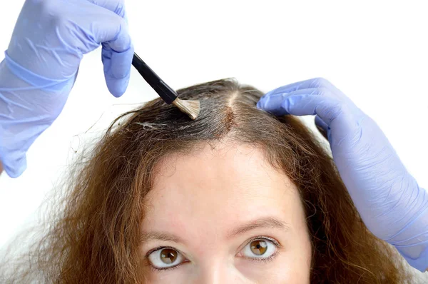 Brunette Vrouw Sterven Van Haar Haren Met Witte Achtergrond — Stockfoto