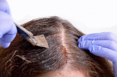 Yakın çekim esmer bir kadın saçları beyaz arka plan ile ölmek