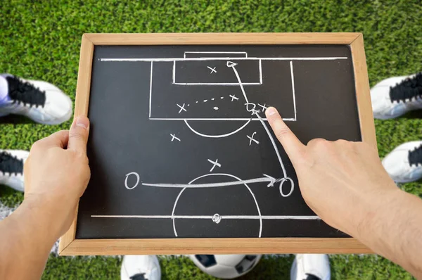 Mano Entrenador Fútbol Dibujando Una Táctica Juego Fútbol Con Tiza — Foto de Stock