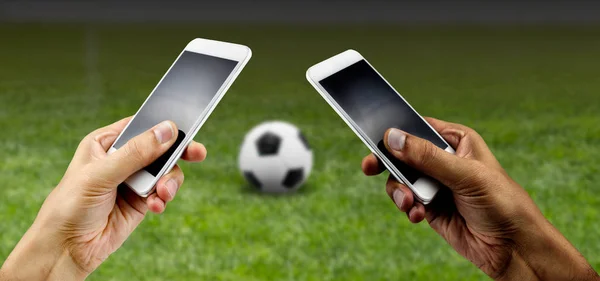 Freunde Mit Mobiltelefon Und Wetten Während Eines Fußballspiels — Stockfoto