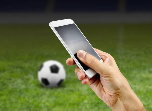 Wett Mann Mit Smartphone Stadion — Stockfoto