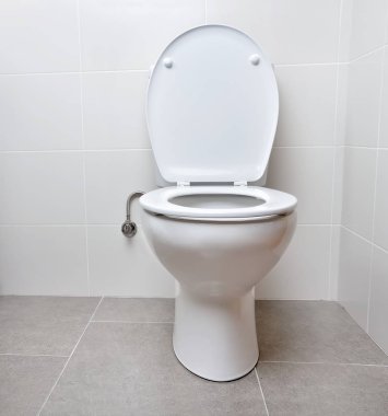 Beyaz klozet kapağı açık olan bir banyo