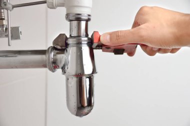 Ayarlanabilir anahtarı ile lavabo boru sabitleme tesisatçı