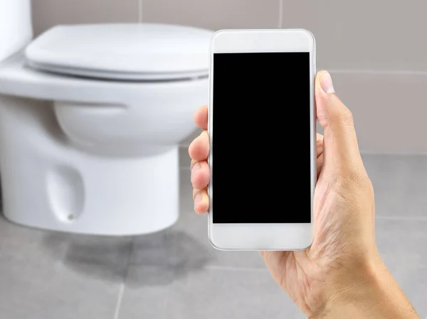 Ręki Trzymającej Smartfonem Aby Wywołać Profesjonalnego Naprawić Wyciek Wody Toalecie — Zdjęcie stockowe