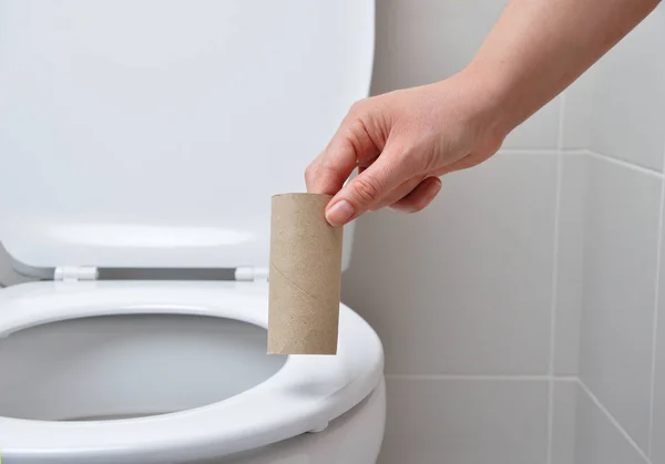 Zbliżenie Ręki Kobiety Przy Użyciu Papieru Toaletowego — Zdjęcie stockowe