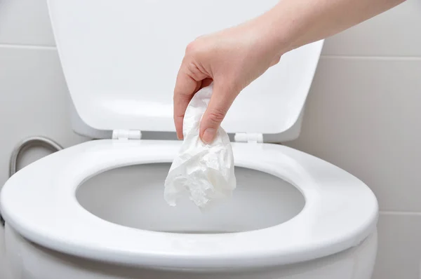 Mão Uma Pessoa Que Solta Papel Tissue Vaso Sanitário — Fotografia de Stock