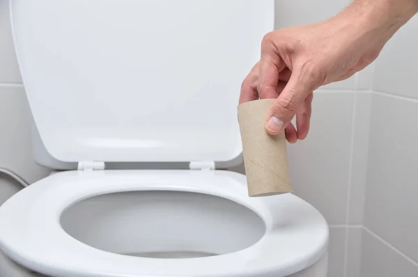 Zbliżenie Ręki Człowieka Pomocą Papieru Toaletowego — Zdjęcie stockowe