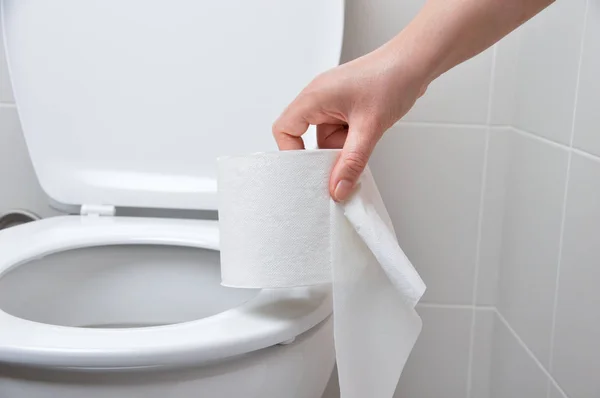 Primer Plano Una Mano Mujer Usando Papel Higiénico — Foto de Stock