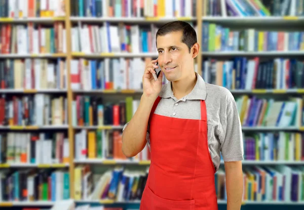 Vendedor Con Delantal Utiliza Teléfono Inteligente Librería — Foto de Stock