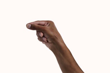 bir şey üzerinde beyaz izole çekerek bir Afrikalı adamın elini