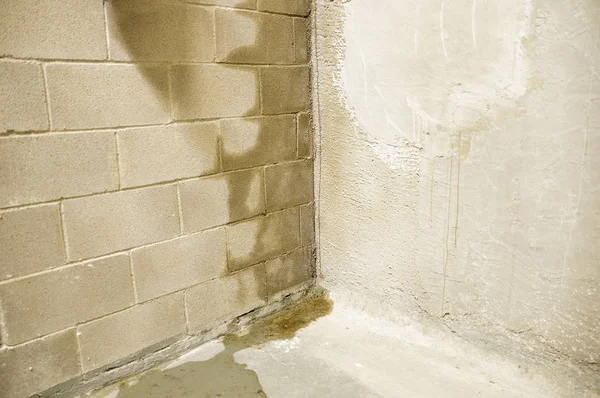 Rain Water Leaks Wall Causing Damage — Stock Photo, Image