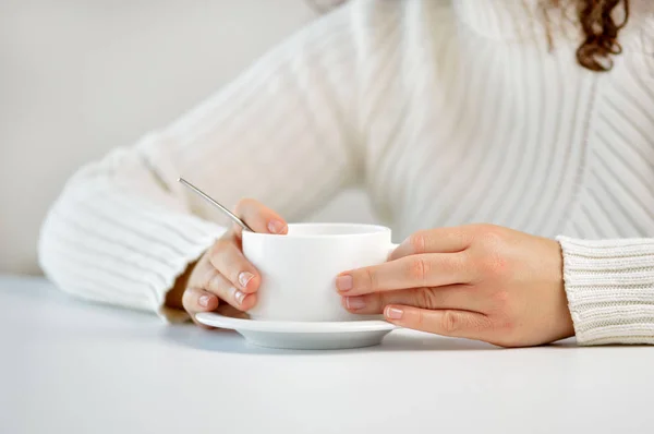 Primer Plano Una Mujer Irreconocible Tomando Una Taza Café Café —  Fotos de Stock