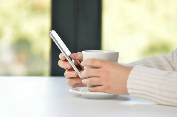 Closeup Shot Unrecognizable Woman Having Cup Coffee Cafe Using Phone — Stock Photo, Image