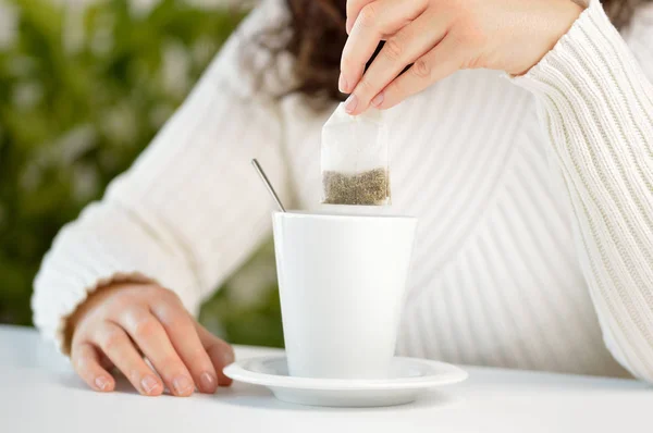 Primer Plano Una Mujer Irreconocible Tomando Una Taza —  Fotos de Stock