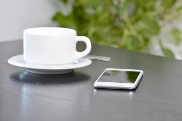 Close Shot Van Een Mobiel Het Thuis Drinken Van Een — Stockfoto