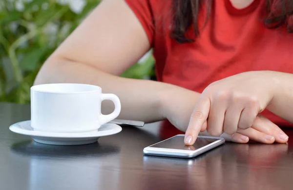 Close Tiro Uma Jovem Mulher Usando Celular Beber Café Enquanto — Fotografia de Stock