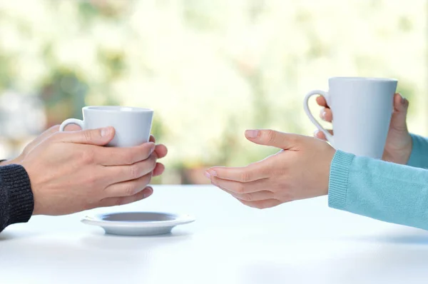 Profil Lumineux Arrière Des Mains Deux Amis Couple Parlant Tenant — Photo