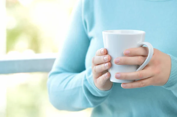 Manos Mujer Sosteniendo Una Taza Café Casa —  Fotos de Stock