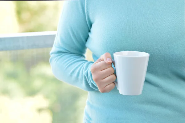 Manos Mujer Sosteniendo Una Taza Café Casa —  Fotos de Stock