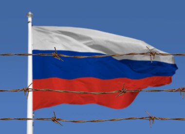 Metal çit dikenli tel Rus bayrağı ile. Ayrılık kavramı, sınır koruma. Mülteci veya yasadışı göçmenler Sosyal Konular