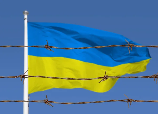 Metallzaun Mit Stacheldraht Auf Einer Ukrainischen Flagge Trennungskonzept Grenzschutz Soziale — Stockfoto