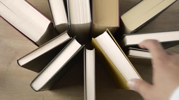 Studenten Halen Een Groep Boeken Uit Een Bibliotheek Die Tafel — Stockvideo