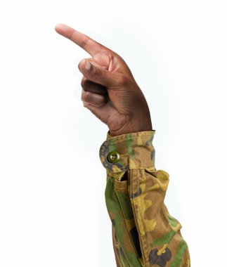 Beyaz bir arkaplanda işaret parmağıyla elini gösteren bir adam.