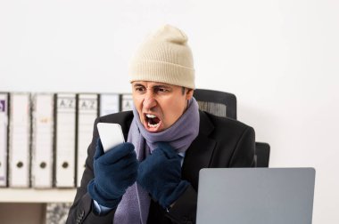 Üşümüş kızgın bir yönetici teknik servisi arıyor ve cevap vermiyorlar.