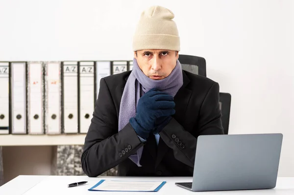 Retrato Hombre Negocios Enojado Teniendo Frío Oficina — Foto de Stock