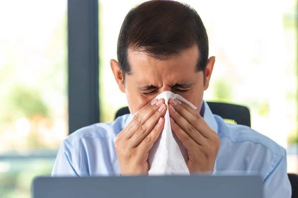 Disparo Hombre Negocios Sonándose Nariz Con Pañuelo Trabajo — Foto de Stock