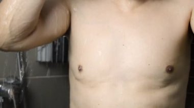 Duşta düşmekten kıllı ellerin yakın çekimi.