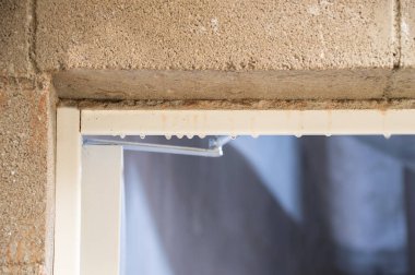 Bodrumdaki su hasarı tıkanmış hijyenik drenaj ve metal kapıya düşme nedeniyle kanalizasyon akışından kaynaklanıyor.