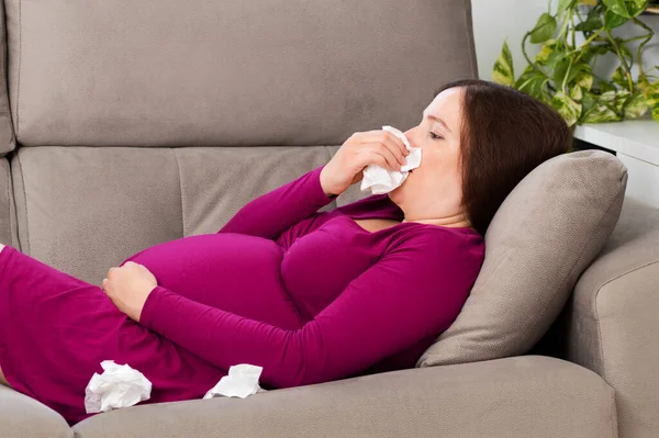 Egy Beteg Terhes Tüsszentett Kanapén Heverő Zsebkendőbe Influenzafogalom — Stock Fotó