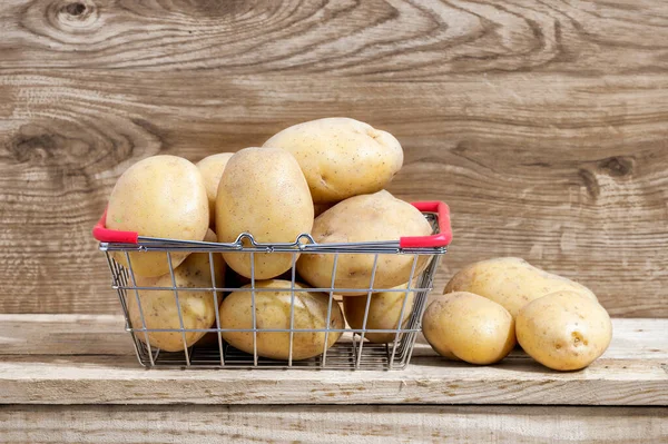 Batatas Cruas Frescas Mesa Madeira — Fotografia de Stock