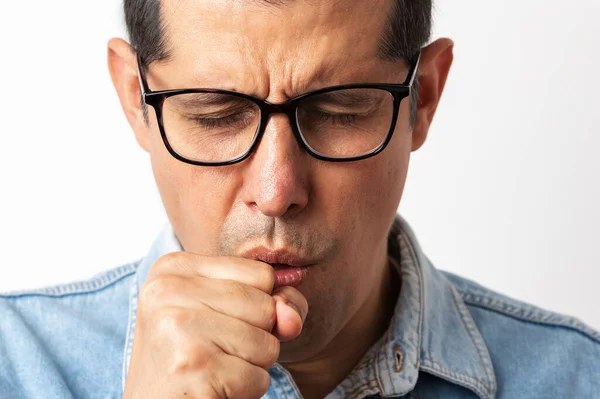 戴眼镜的男人背景感不适 咳嗽是感冒或支气管炎的症状 保健概念 — 图库照片