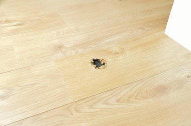 Evdeki bir delikle tahrip olmuş ahşap bir çarşaf.